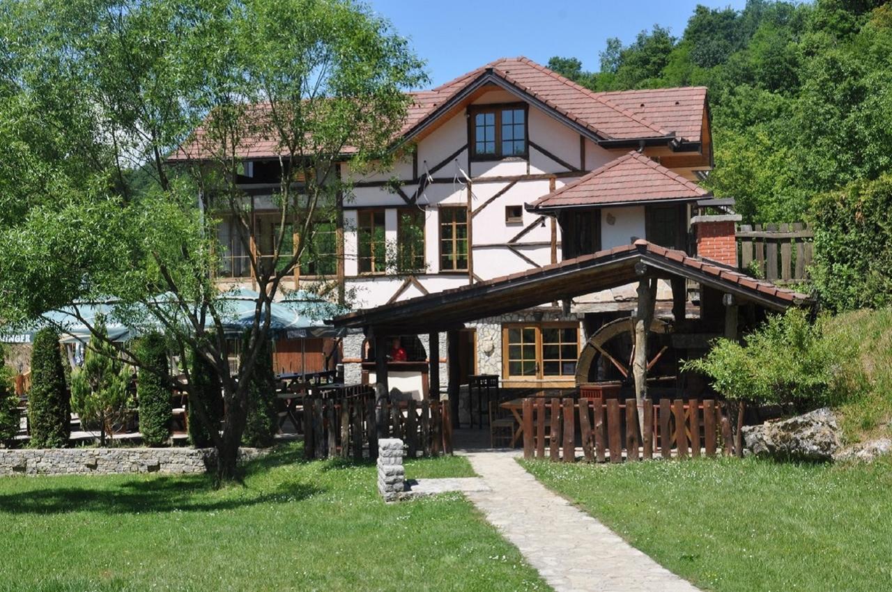 Motel "Kula" Cazin Exterior photo